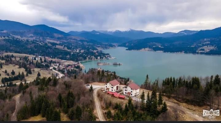 Pensiunea Farmecul Naturii Si Casute Individuale De Inchiriat Колибица Экстерьер фото